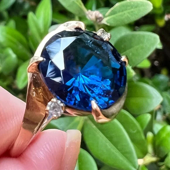 VINTAGE 10K YELLOW GOLD LARGE ROUND SYNTHETIC BLUE SPINEL RING SPRING HALLMARK